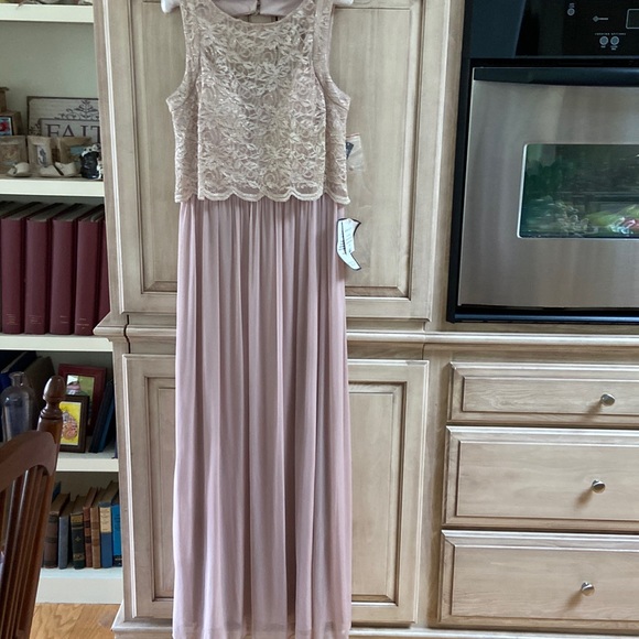 Night Way Collections Dresses & Skirts - Nightway gown nwt sz 10 champagne